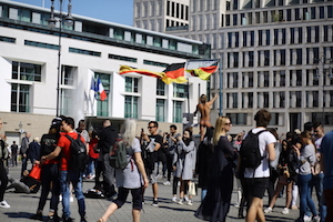 naked artist in Berlin with crowds 裸男宣言