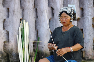 阿卡族 Akha woman pealing bamboo - village life Thailand