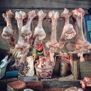 牛骨清真集市泰兴市场 market with ox hanging bones