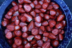 切草莓 bowl of strawberries