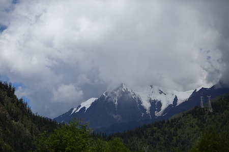 夏日的雪山甘孜州 snow mountain on the road to Dege