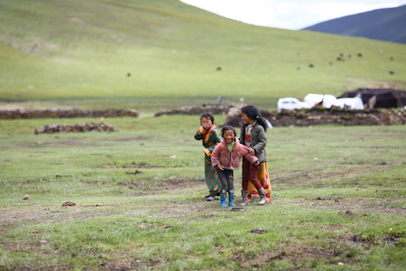 Tibetan children on grassland 理塘 litang