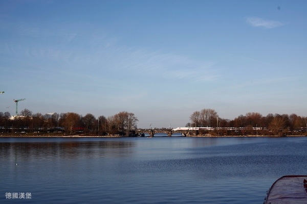 德国东北部汉堡初春之蓝天火车人工湖 hanburg early spring with blue sky lake and train