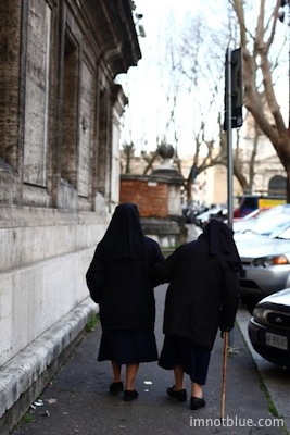 sisters, streets of Rome 罗马街道，修女