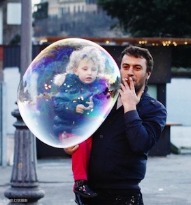 child with huge bubbles 孩子与泡泡 - not an illusion photography