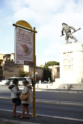 street sign by statues, Rome Italy 意大利罗马街头牌子