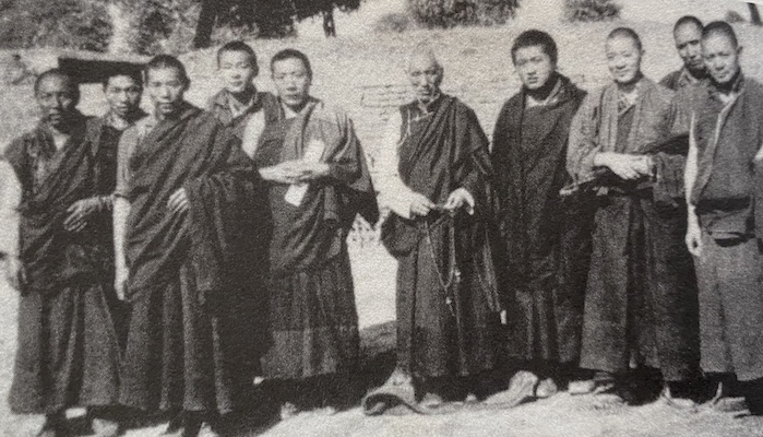Drayab Lama 扎雅喇嘛,Lama Kunga 贡嘎,Lama Chokden 确登,Gonpo Tseten 贡坡赤登,Gongna Tulku 贡纳祖古,Khyentse Chokyi Lodro 钦哲确吉罗卓,Kadro Tulku 卡卓祖古,Tashi Namgyal 札西南嘉,Dosib Thubten 多西土登, Drungyi Tsering 仲译次仁